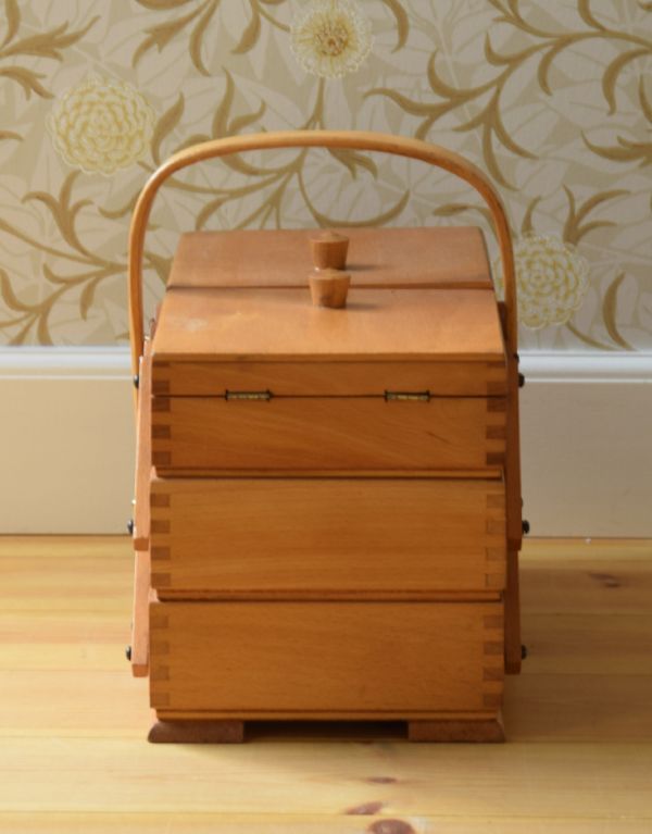 ソーイングボックス　アンティーク家具　イギリスのアンティークの道具　木製で温かみのあるソーイングボックス。横から見るとこんな感じ。(x-694-f)