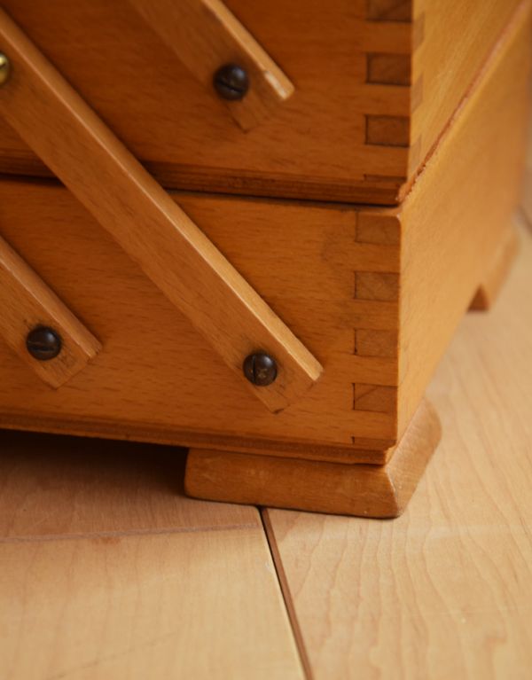 ソーイングボックス　アンティーク家具　イギリスのアンティークの道具　木製で温かみのあるソーイングボックス。コンパクトな脚なしタイプです。(x-694-f)