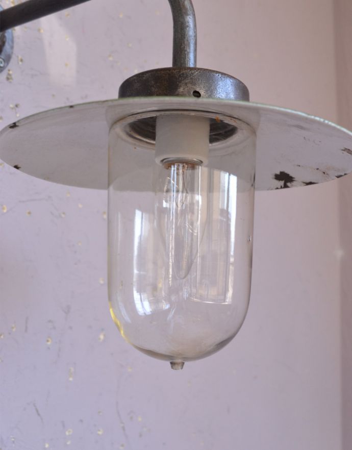 壁付けブラケット　照明・ライティング　フランスで見つけたアンティーク照明、グリーンシェードのポーチライト(外灯）デッキランプ（E26球付）。ガラスのカバーが付いているので外灯に使えます。(x-696-z)