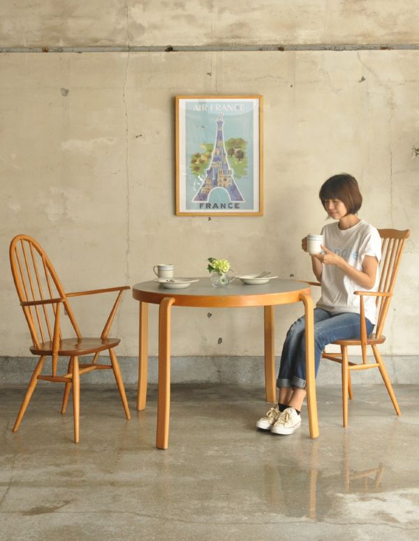 デンマーク製のMAGNUS OLESEN社のヴィンテージ家具、ダイニングテーブル（円卓）