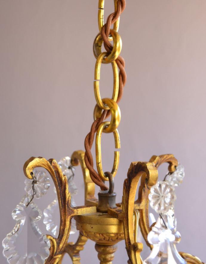シャンデリア　照明・ライティング　フランスで見つけた、大きなガラスドロップ付きのアンティークのガラス×真鍮製シャンデリア（Ｅ17シャンデリア球付）。ブラウンのコードで仕上げてあります。(x-698-z)
