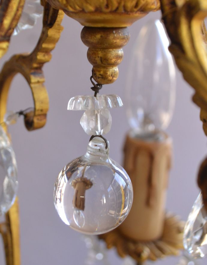 シャンデリア　照明・ライティング　フランスで見つけた、大きなガラスドロップ付きのアンティークのガラス×真鍮製シャンデリア（Ｅ17シャンデリア球付）。大きなガラスドロップ付きです。(x-698-z)