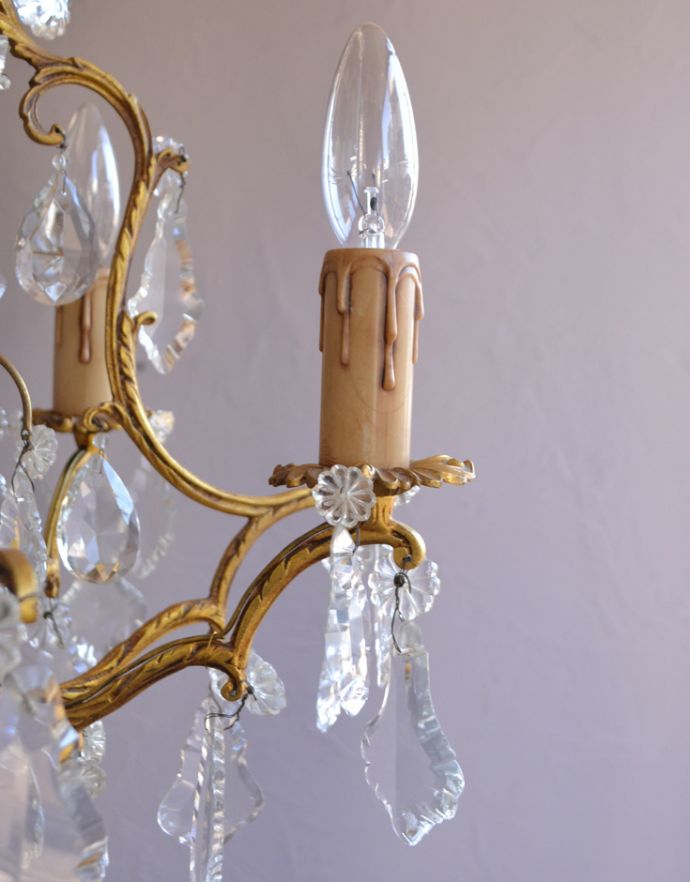シャンデリア　照明・ライティング　フランスで見つけた、大きなガラスドロップ付きのアンティークのガラス×真鍮製シャンデリア（Ｅ17シャンデリア球付）。キャンドルに見立てたデザインです。(x-698-z)