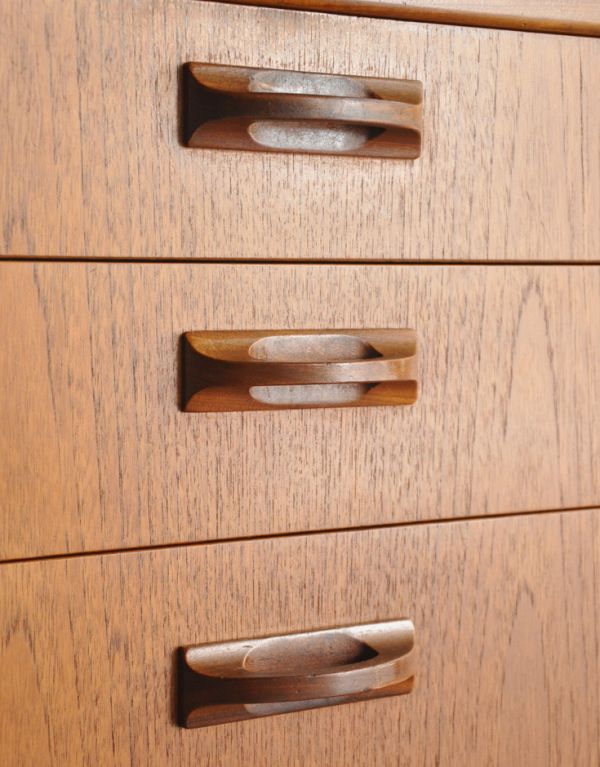G-PLAN(Gプラン)　アンティーク家具　北欧スタイルのヴィンテージ家具、チーク材の収納力のあるサイドボード（Gプラン）。引き出しの取っ手も扉とお揃い。(x-699-f)