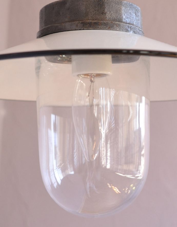 壁付けブラケット　照明・ライティング　フランスのアンティーク照明、ホワイトシェードのポーチライト(外灯）デッキランプ（E26球付）。ガラスのカバーが付いているので外灯に使えます。(x-699-z)