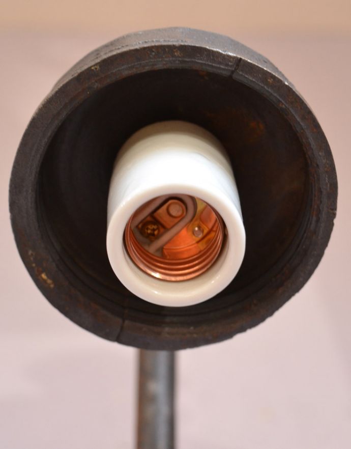 壁付けブラケット　照明・ライティング　フランスのアンティーク照明、ホワイトシェードのポーチライト(外灯）デッキランプ（E26球付）。防雨使用で日本球がお使いいただけます。(x-699-z)