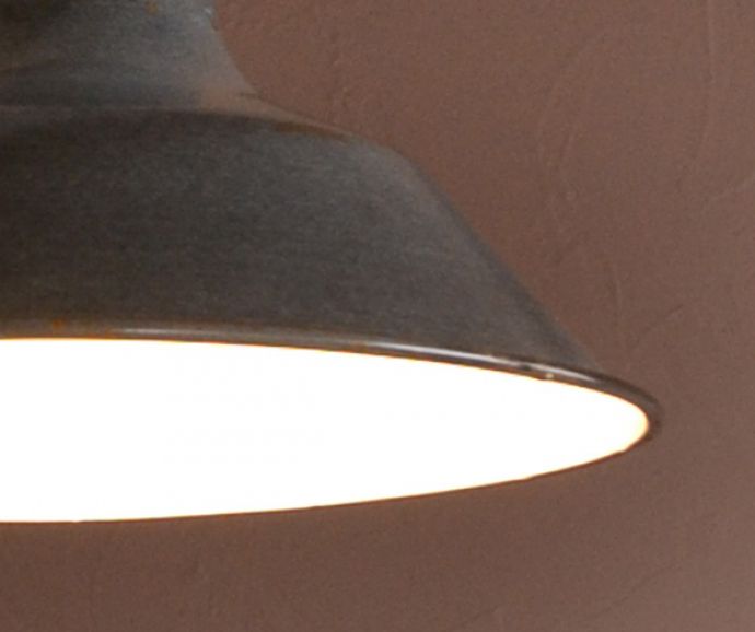 ペンダントライト　照明・ライティング　フランスで代表的なアンティークエナメルランプ（ ビストロランプ）。どこかレトロな雰囲気を感じさせるホウロウ製のペンダントシェード。(x-700-z)