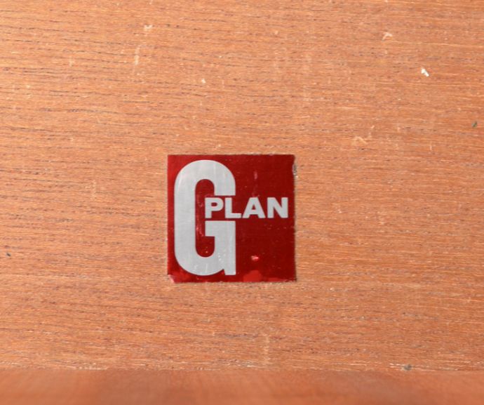 G-PLAN(Gプラン)　アンティーク家具　北欧スタイルの暮らしにヴィンテージ家具、カッコいいG-PLANのサイドボード（Gプラン）。「G-PLAN」のロゴステッカーが残っていました。(x-701-f-1)