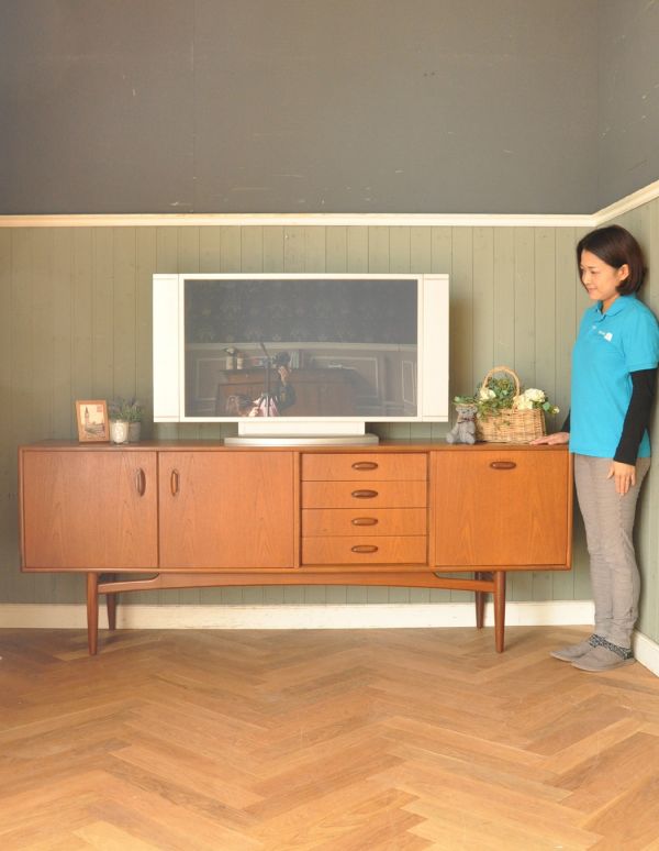 G-PLAN(Gプラン)　アンティーク家具　北欧スタイルのオシャレなビンテージ家具、テレビ台に使えるG-planのサイドボード。スッキリとかっこいいデザインが特徴のサイドボード。(x-702-f)