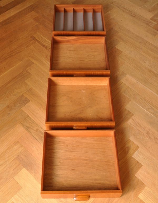 G-PLAN(Gプラン)　アンティーク家具　北欧スタイルのオシャレなビンテージ家具、テレビ台に使えるG-planのサイドボード。引き出しは４杯です。(x-702-f)