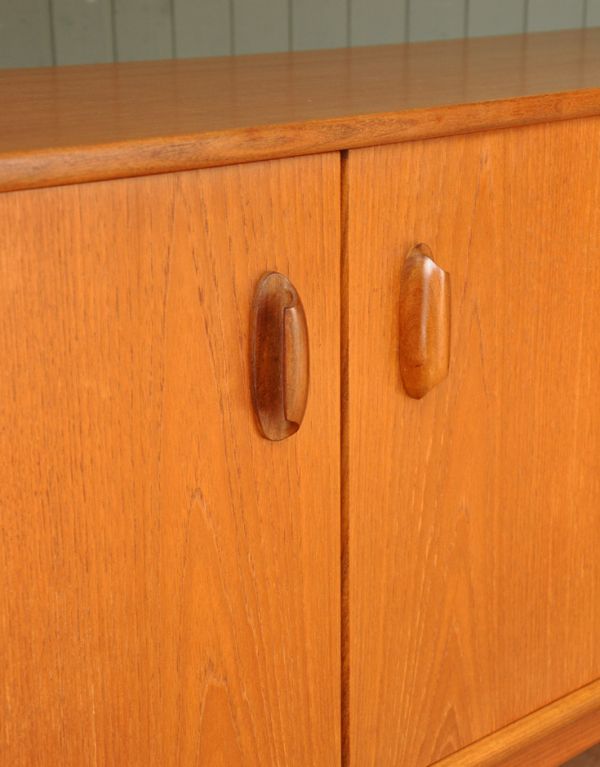 G-PLAN(Gプラン)　アンティーク家具　北欧スタイルのオシャレなビンテージ家具、テレビ台に使えるG-planのサイドボード。G-planシリーズでも人気なのが、この巻貝のような持ち手のデザイン。(x-702-f)