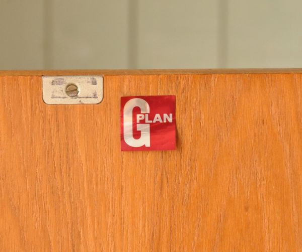G-PLAN(Gプラン)　アンティーク家具　北欧スタイルのオシャレなビンテージ家具、テレビ台に使えるG-planのサイドボード。扉の内側に「G-PLAN」のロゴステッカーが付いていました。(x-702-f)