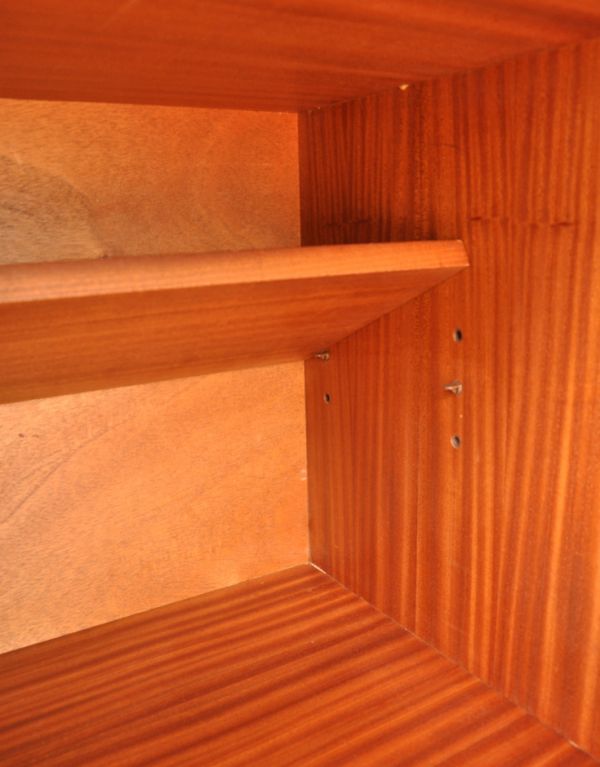 G-PLAN(Gプラン)　アンティーク家具　北欧スタイルのオシャレなビンテージ家具、テレビ台に使えるG-planのサイドボード。右扉内は、棚板が可動します。(x-702-f)