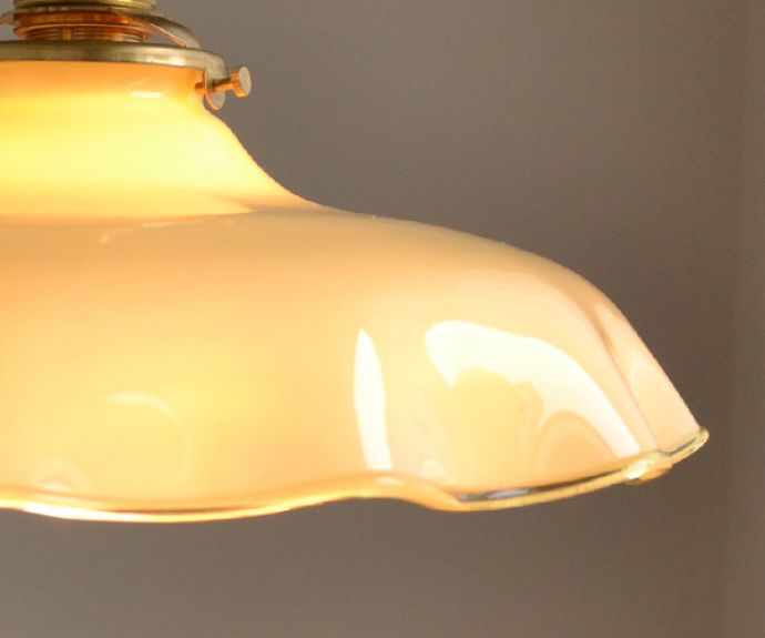 ペンダントライト　照明・ライティング　フランスアンティーク、色つきガラスのペンダントライト（コード・シャンデリア電球・ギャラリーA付き）。シェードから漏れる光に癒されます。(x-703-z)