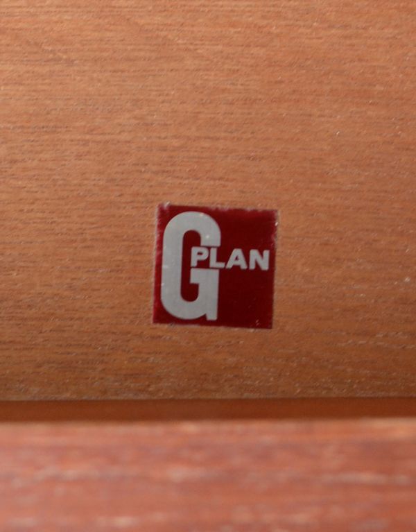 G-PLAN(Gプラン)　アンティーク家具　北欧デザインG-PLANのヴィンテージ家具、フレスコシリーズのドレッサー。「G-PLAN」のロゴステッカーが引き出し左上に付いています。(x-704-f)