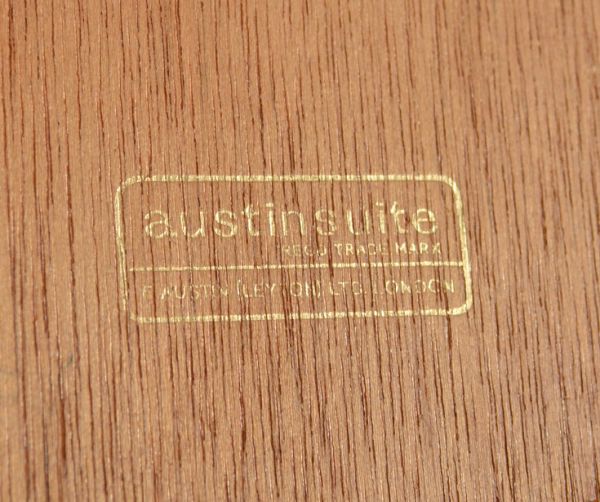 アンティークのチェスト　アンティーク家具　Austin Suite社のコンパクトなヴィンテージ家具、シンプルモダンなハイチェスト。austinsuite社のネームタグが付いていました。(x-706-f)