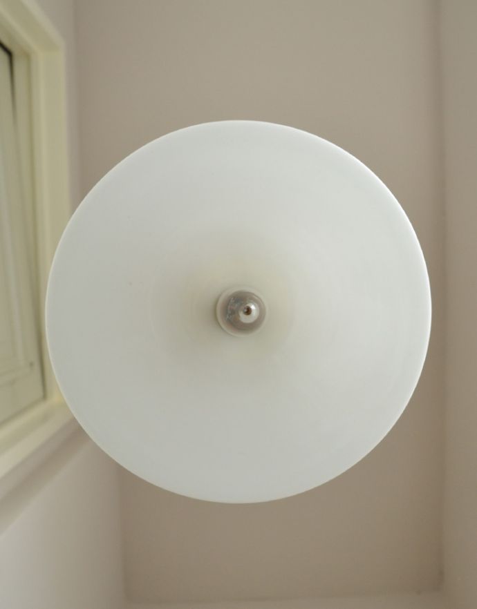 ペンダントライト　照明・ライティング　薄めのミルクガラスがキレイなアンティークペンダントライト（コード・シャンデリア電球付き・ギャラリーなし）。下から見るとこんな感じです。(x-706-z)