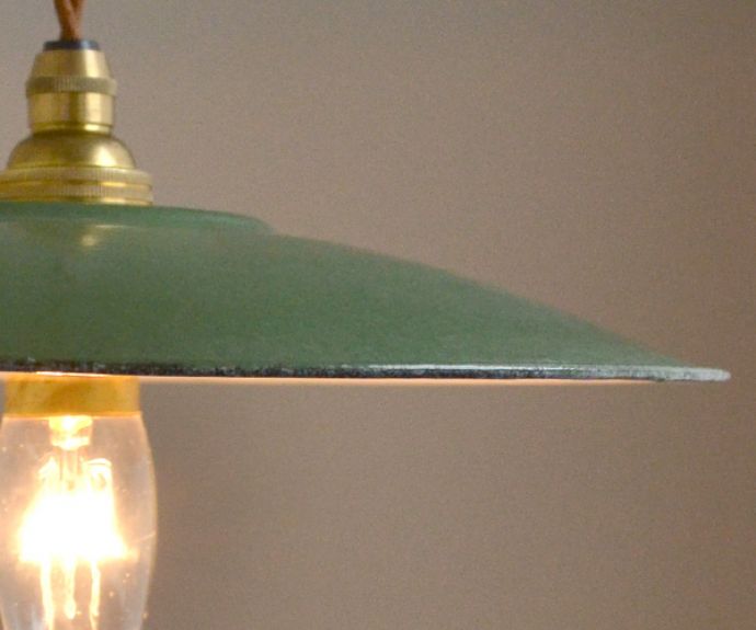 ペンダントライト　アンティーク雑貨　北欧テイストのアンティーク照明、グリーンカラーのホウロウ製のペンダントライト（コード・シャンデリア電球付き・ギヤラリーなし）。どこかレトロな雰囲気を感じさせるホウロウ製のペンダントシェード。(x-710-z)
