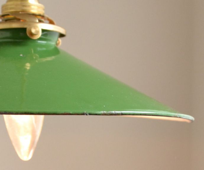ペンダントライト　照明・ライティング　北欧インテリアにピッタリなシェード、アンティークホウロウ製のペンダントライト（グリーン）。どこかレトロな雰囲気を感じさせるホウロウ製のペンダントシェード。(x-712-z)