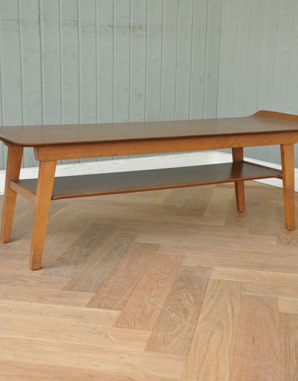 アンティークのテーブル　アンティーク家具　ヴィンテージの北欧家具、天板がスタイリッシュなコーヒーテーブル。テーブルの下は物置きになっています。(x-717-f)