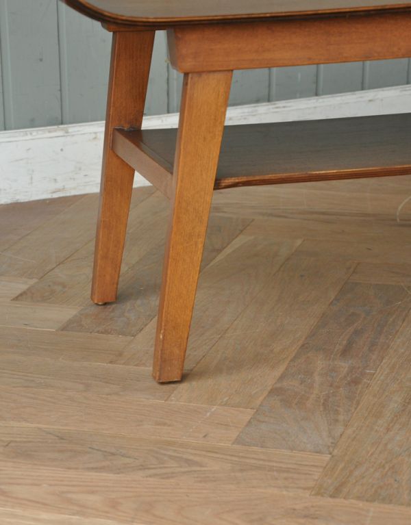 アンティークのテーブル　アンティーク家具　ヴィンテージの北欧家具、天板がスタイリッシュなコーヒーテーブル。脚はすらっとシンプルなデザインです。(x-717-f)