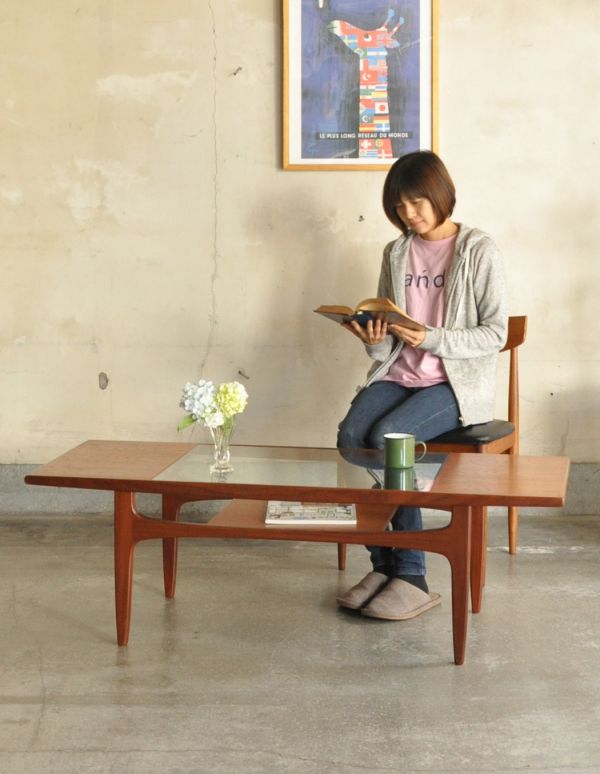ロイドテーブル　アンティーク家具　北欧スタイルのヴィンデージ家具、Gプランのコーヒーテーブル（棚付き）。天板が広いので、ゆったりとお使い頂けます。(x-719-f)