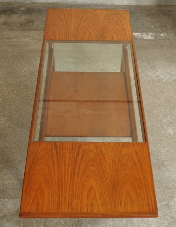 ロイドテーブル　アンティーク家具　北欧スタイルのヴィンデージ家具、Gプランのコーヒーテーブル（棚付き）。天板もキレイに仕上げました。(x-719-f)