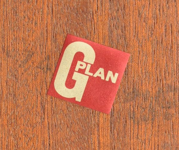ロイドテーブル　アンティーク家具　北欧スタイルのヴィンデージ家具、Gプランのコーヒーテーブル（棚付き）。「G-PLAN」のロゴステッカーが貼ってあります。(x-719-f)