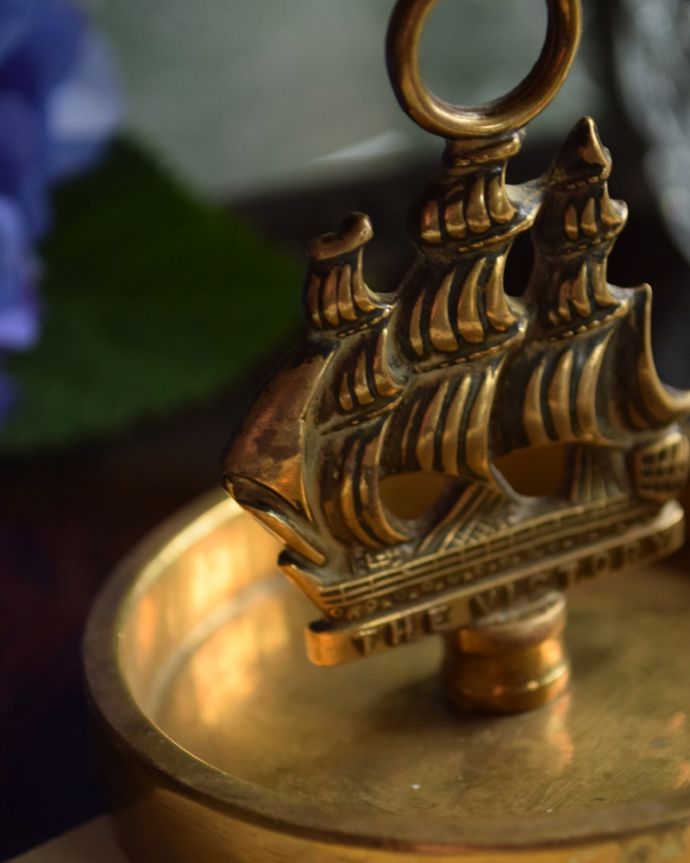 シルバーのテーブルウェア　アンティーク雑貨　英国アンティーク雑貨、真鍮製の帆船モチーフの小物入れ。真鍮の落ち着いた輝きと存在感は時が経っても変わらず本物の美しさがあります。(x-719-z)