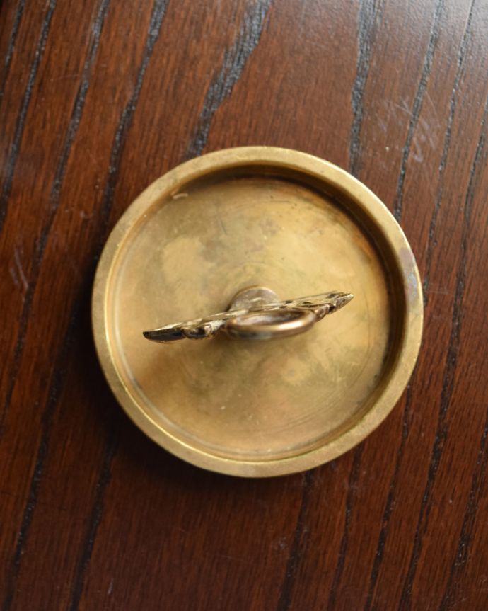 シルバーのテーブルウェア　アンティーク雑貨　英国アンティーク雑貨、真鍮製の帆船モチーフの小物入れ。上から見るとこんな感じです。(x-719-z)