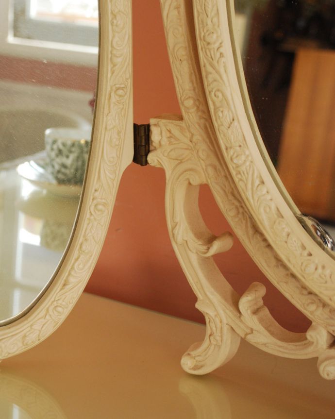 アンティーク ミラー（鏡）　アンティーク雑貨　可愛いリボン＆ローズの飾り、アンティーク スタンドミラー（三面鏡） 。脚のデザインや、細かい装飾がエレガントな雰囲気です。(x-721-z)