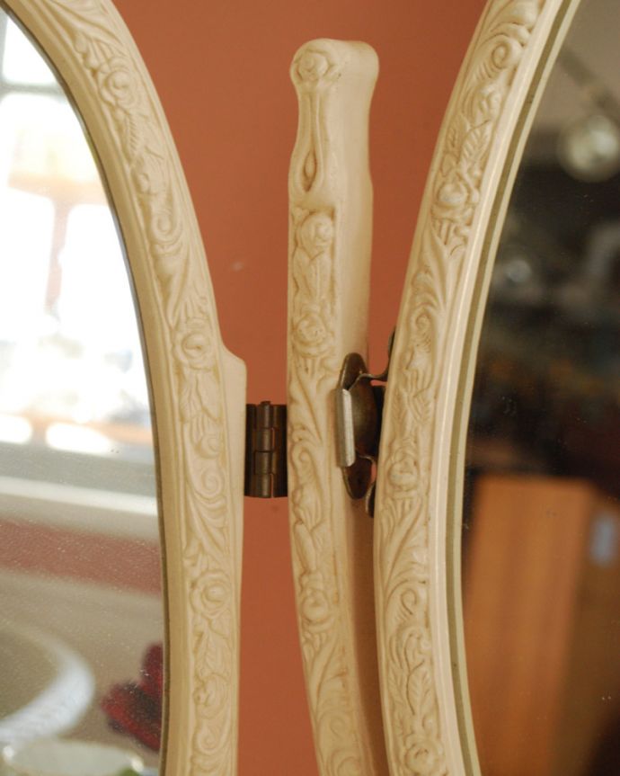 アンティーク ミラー（鏡）　アンティーク雑貨　可愛いリボン＆ローズの飾り、アンティーク スタンドミラー（三面鏡） 。金具でしっかりと固定されています。(x-721-z)