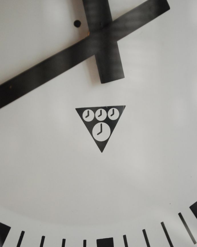 アンティーク その他の雑貨　アンティーク雑貨　Pragotron(パラゴトロン)社のインダストリアルなアンティーク壁掛け時計（ウォールクロック）。パラゴトロン社のマークも残っています。(x-722-z)