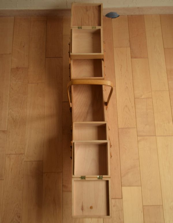 ソーイングボックス　アンティーク家具　イギリスのアンティークの収納ボックス、木製で温かみのあるソーイングボックス。３段に分けて収納できます。(x-725-f)