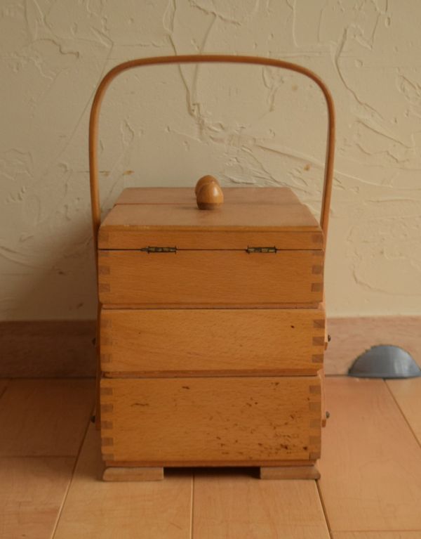 ソーイングボックス　アンティーク家具　イギリスのアンティークの収納ボックス、木製で温かみのあるソーイングボックス。横から見るとこんな感じ。(x-725-f)