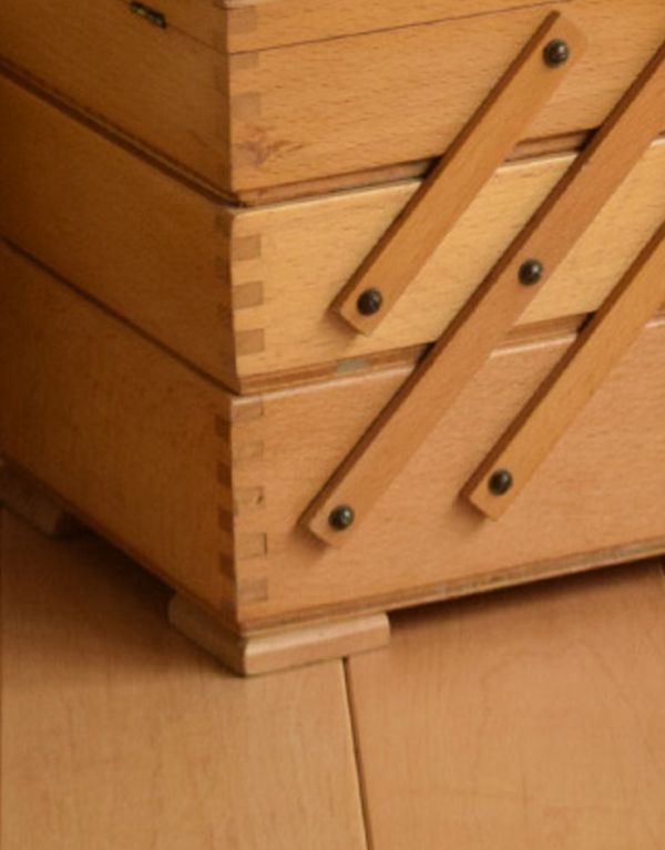 ソーイングボックス　アンティーク家具　イギリスのアンティークの収納ボックス、木製で温かみのあるソーイングボックス。コンパクトな脚なしタイプです。(x-725-f)