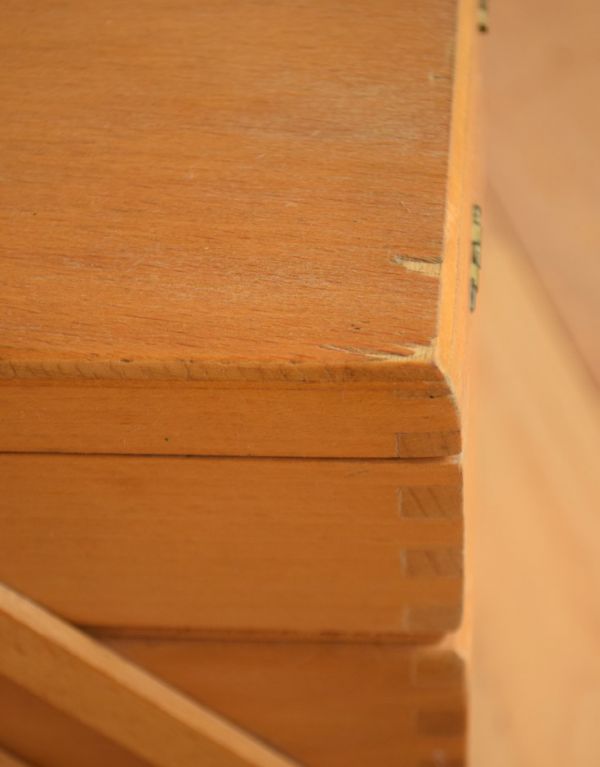 ソーイングボックス　アンティーク家具　イギリスのアンティークの収納ボックス、木製で温かみのあるソーイングボックス。アンティークは新品ではないので、経年変化によるキズはありますが、専門の職人によって目立たないようにキレイにお直しをしています。(x-725-f)