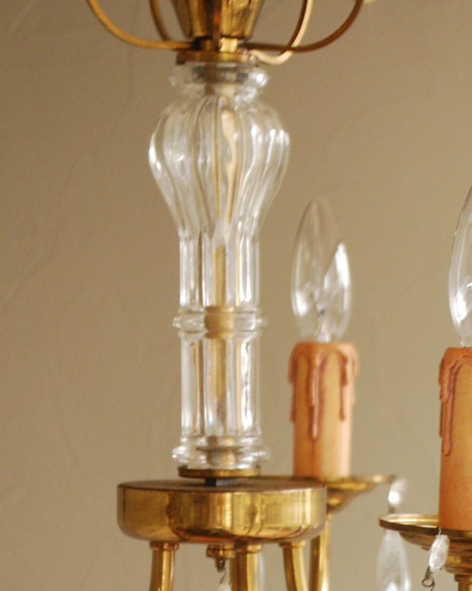 シャンデリア　照明・ライティング　ガラスコラムが付いた人気のタイプ、フランス輸入のアンティークシャンデリア（5灯）（Ｅ17シャンデリア球付）。ガラスコラムが付いています。(x-725-z)