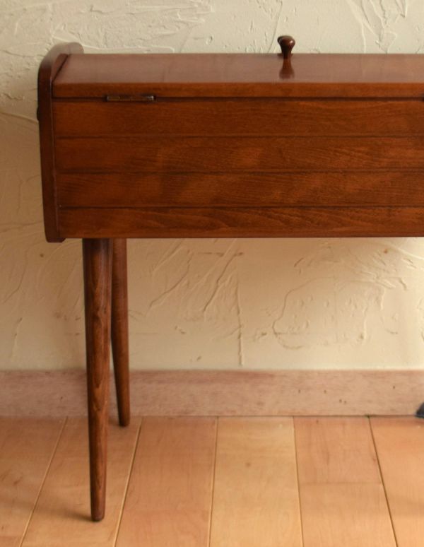 イギリスから届いたアンティークの裁縫箱、木製のソーイングボックス