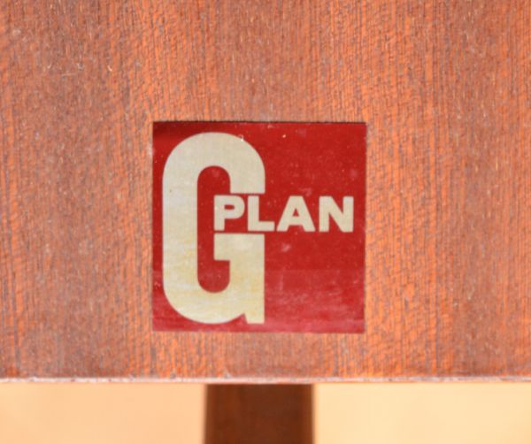 G-PLAN(Gプラン)　アンティーク家具　伸張できるアンティーク家具、G-PLANデザインのダイニングテーブル。「G-PLAN」のブランドマークが残っています。(x-729-f)