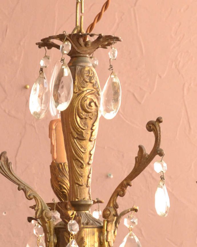 シャンデリア　照明・ライティング　ガラスドロップがたっぷりと付いた、フランスの真鍮製シャンデリア（3灯）（Ｅ17シャンデリア球付）。。(x-729-z)