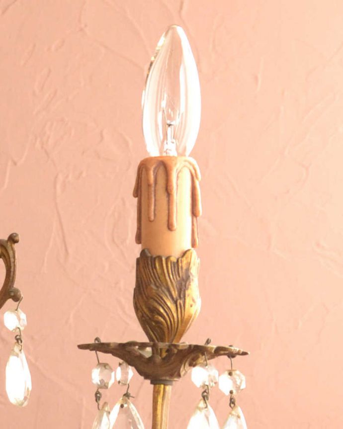 シャンデリア　照明・ライティング　ガラスドロップがたっぷりと付いた、フランスの真鍮製シャンデリア（3灯）（Ｅ17シャンデリア球付）。。(x-729-z)