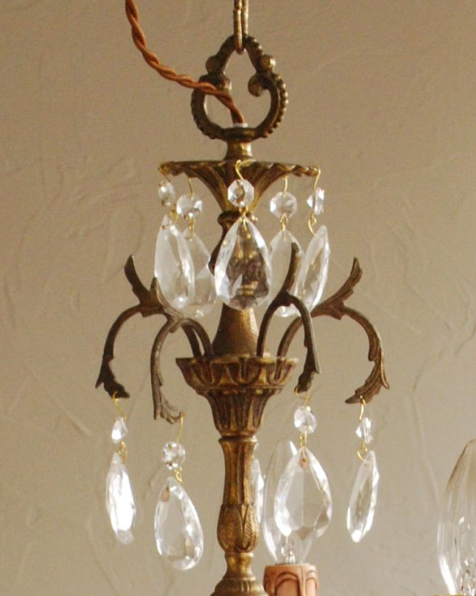 シャンデリア　照明・ライティング　たっぷり付いたガラスドロップにときめく　フランスアンティークの真鍮製シャンデリア（５灯）（Ｅ17シャンデリア球付）。たっぷり付いたガラスのアクセサリーのゆらめきがロマンチックです。(x-730-z)