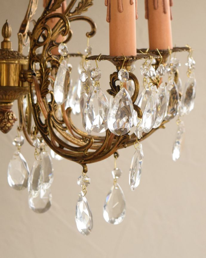 シャンデリア　照明・ライティング　ゴージャスな真鍮製アンティークシャンデリア（Ｅ17シャンデリア球付）。たっぷり付いたガラスのアクセサリーのゆらめきがロマンチックです。(x-731-z)