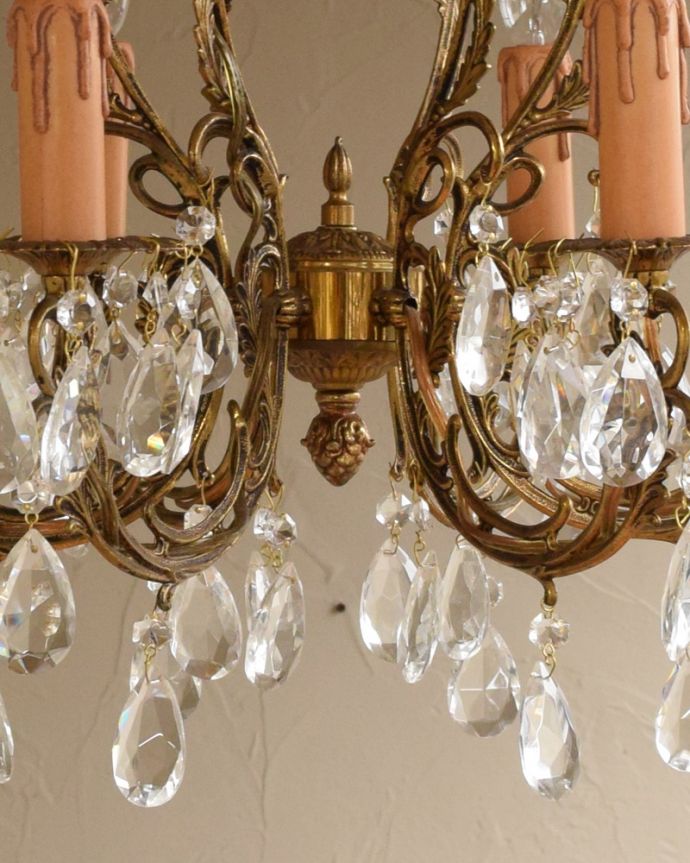 シャンデリア　照明・ライティング　ゴージャスな真鍮製アンティークシャンデリア（Ｅ17シャンデリア球付）。隅々まで真鍮の装飾が美しいデザインです。(x-731-z)