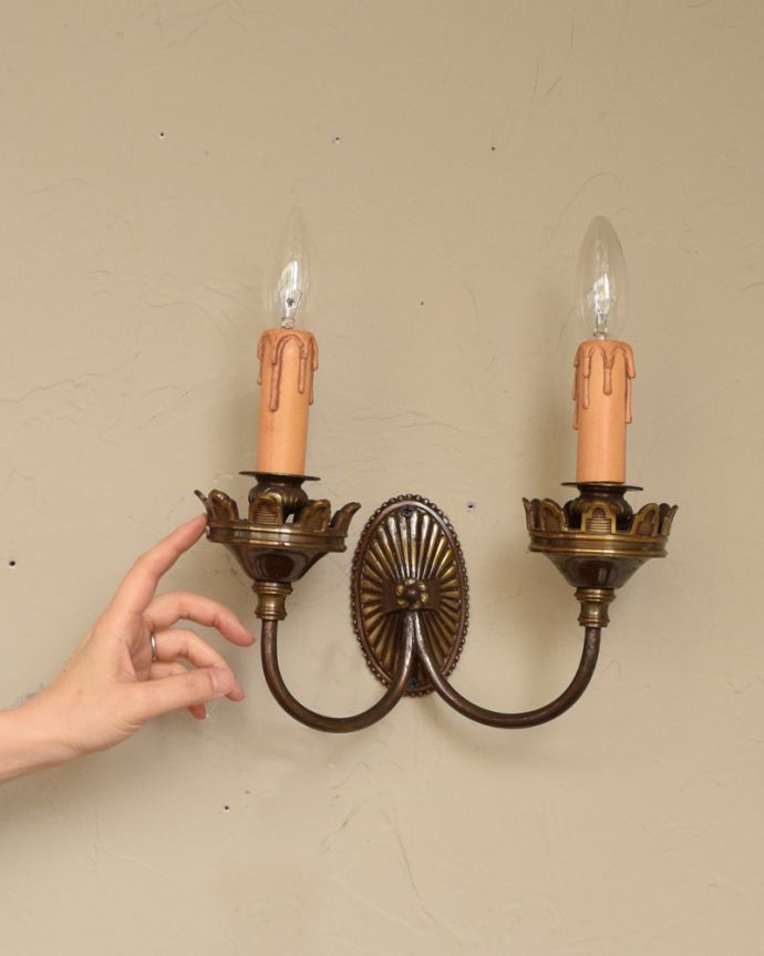 壁付けブラケット　照明・ライティング　２灯タイプのアンティークウォールブラケット（Ｅ17シャンデリア球付）。存在感のある素敵なアンティークのウォールランプです。(x-734-z)