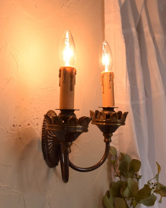 壁付けブラケット　照明・ライティング　２灯タイプのアンティークウォールブラケット（Ｅ17シャンデリア球付）。灯りが灯るとさらにロマンチックな雰囲気になります。(x-734-z)