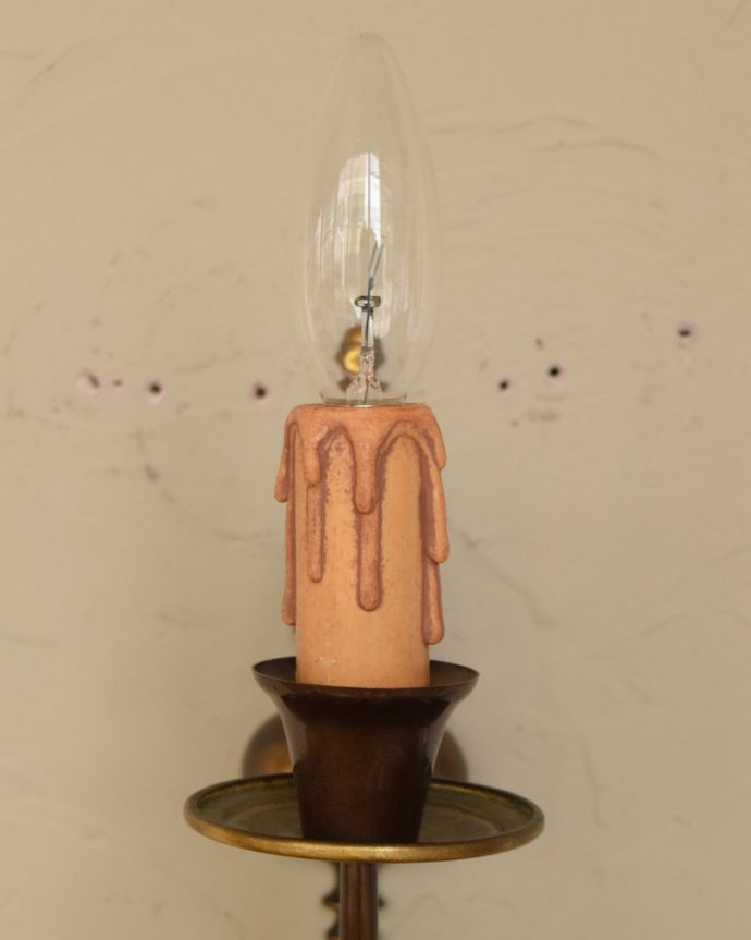 壁付けブラケット　照明・ライティング　1灯タイプのアンティークウォールブラケット（Ｅ17シャンデリア球付）。しっかりオーバーホウルをしたので、ご安心下さい。(x-735-z)