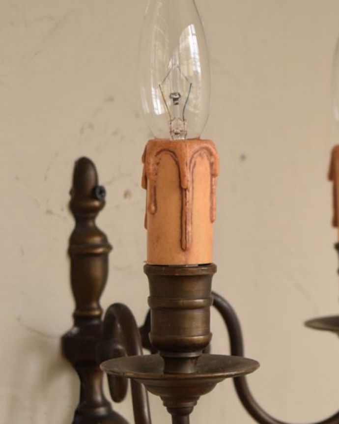 壁付けブラケット　照明・ライティング　２灯タイプのアンティークウォールブラケット（Ｅ17シャンデリア球付）。LEDも使えます口金は100Wまで対応可能ですが、蝋管付きなので白熱球は40W以下がオススメです。(x-736-z)