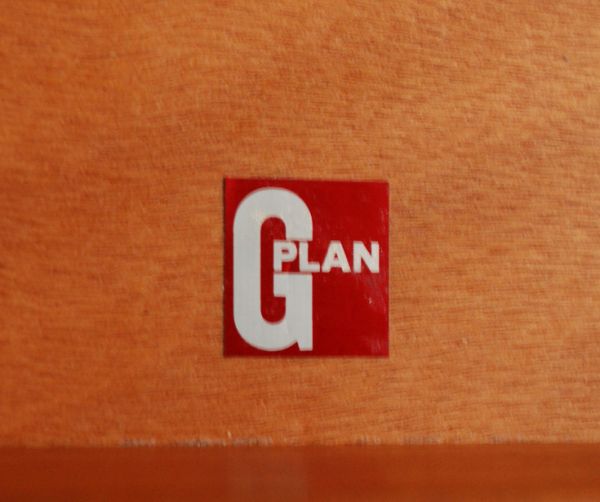 G-PLAN(Gプラン)　アンティーク家具　チーク材のカッコいいヴィンテージ家具、G-PLANのワイドチェスト（サイドボード）。「G-PLAN」のロゴステッカーがついています。(x-737-f)